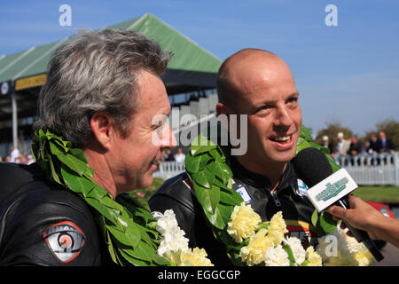 Ex il Campione del Mondo 500cc del Wayne Gardner (sinistra) & Mark Sharrock dopo aver vinto il Barry Sheene Memorial / Goodwood / Regno Unito Foto Stock