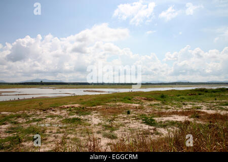 Acqua è stata essiccata e cielo blu sulla zona della diga. Foto Stock