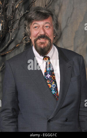 LOS ANGELES, CA - 2 dicembre 2013: Stephen Fry presso il Los Angeles premiere del suo film "The Hobbit: la desolazione di Smaug" presso il Teatro di Dolby, Hollywood. Foto Stock