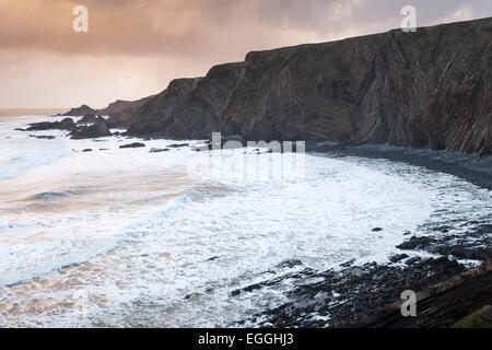 Scogliere e mare, 'Hartland Quay', Devon, Inghilterra, Regno Unito Foto Stock