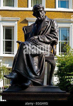 Statua del filosofo scozzese, scrittore e storico Thomas Carlyle da Sir Joseph Edgar Boehm su Chelsea Embankment London REGNO UNITO Foto Stock