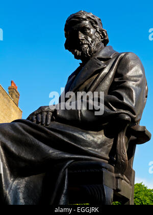 Statua del filosofo scozzese, scrittore e storico Thomas Carlyle da Sir Joseph Edgar Boehm su Chelsea Embankment London REGNO UNITO Foto Stock