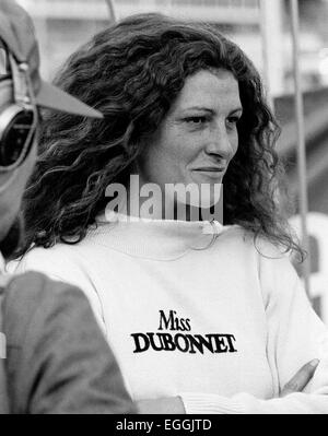 AJAXNETPHOTO - 5° giugno, 1980. PLYMOUTH IN INGHILTERRA - OSTAR 1980 - FRANCESE - preferiti FLORENCE ARTHAUD, skipper di 52FT SLOOP MISS DUBONNET (FRA) durante il colloquio con il francese di media su procedure Dockside Wizard. Foto : JONATHAN EASTLAND / AJAX REF:1980 02 Foto Stock