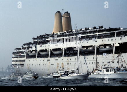 AJAXNETPHOTO 11TH LUGLIO 1982. SOUTHAMPTON, INGHILTERRA. - RITORNO DELLE BALENE - S.S.CANBERRA, RICHIESTO DAL MOD PER SERVIRE COME TROOPSHIP DURANTE IL CONFLITTO DELLE FALKLANDS, RITORNA A SOUTHAMPTON ACCOMPAGNATO DA UNA ENORME FLOTTA DI BEN WISHERS. FOTO:JONATHAN EASTLAND/AJAX. REF:910174 Foto Stock