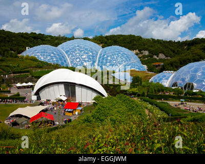 Vista della geodetica cupole biome all'Eden Project vicino a St Austell in Cornovaglia Inghilterra UK progettato da Nicholas Grimshaw 2001 Foto Stock