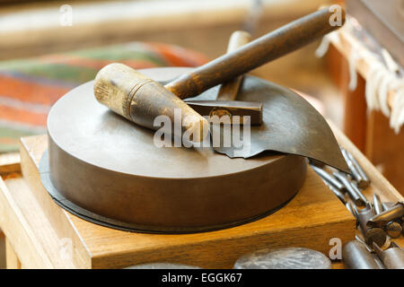 Strumenti per mano di goffratura in metallo e inseguono Foto Stock