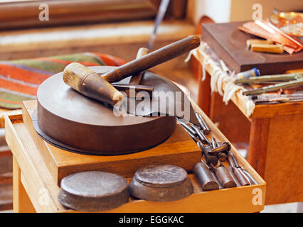 Strumenti per mano di goffratura in metallo e inseguono Foto Stock