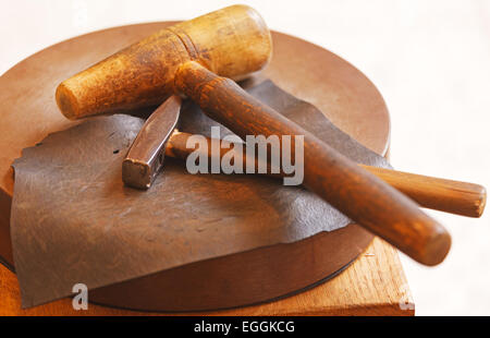 Strumenti per mano di goffratura in metallo e inseguono Foto Stock