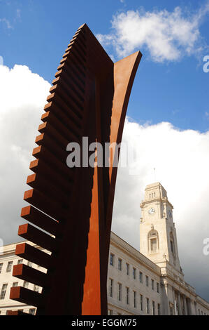 Barnsley Town Hall per comunità giardino che mostra la nuova scultura chiamato 'attraversamento verticale'. Foto:Scott Bairstow/Alamy Foto Stock