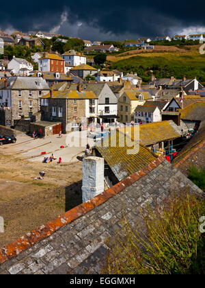 Vista del cielo tempestoso su Port Isaac un pittoresco villaggio di pescatori sulla costa atlantica del North Cornwall Inghilterra REGNO UNITO Foto Stock