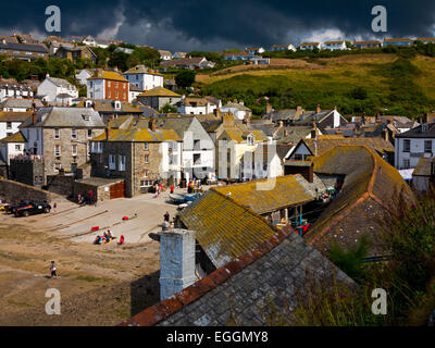 Vista del cielo tempestoso su Port Isaac un pittoresco villaggio di pescatori sulla costa atlantica del North Cornwall Inghilterra REGNO UNITO Foto Stock