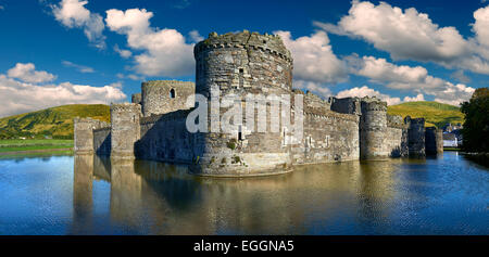 Beaumaris Castle costruito nel 1284 da Edward 1st, considerato uno dei migliori esempio del XIII secolo architettura militare b Foto Stock