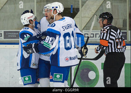 Mosca, Russia. 24 Febbraio, 2015. Dinamo Minsk celebra il traguardo durante il KHL campionato di hockey su ghiaccio match contro la dinamo Mosca alla Lyzhniki Stadium. Dinamo Mosca ha vinto il gioco 3:1. Credito: Anna Sergeeva/ZUMA filo/Alamy Live News Foto Stock