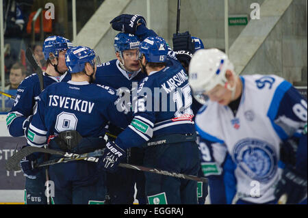 Mosca, Russia. 24 Febbraio, 2015. Dinamo Mosca celebra il traguardo durante il KHL campionato di hockey su ghiaccio match contro la dinamo Minsk al Lyzhniki Stadium. Dinamo Mosca ha vinto il gioco 3:1. Credito: Anna Sergeeva/ZUMA filo/Alamy Live News Foto Stock