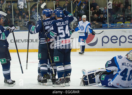 Mosca, Russia. 24 Febbraio, 2015. Dinamo Mosca celebra il traguardo durante il KHL campionato di hockey su ghiaccio match contro la dinamo Minsk al Lyzhniki Stadium. Dinamo Mosca ha vinto il gioco 3:1. Credito: Anna Sergeeva/ZUMA filo/Alamy Live News Foto Stock