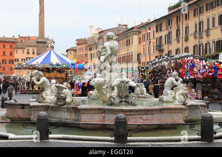 Roma - 8 dicembre: storico bancarelle natalizie a piazza navona su dicembre 8, 2012 in italia a Roma. Questo mercato storico è su Foto Stock