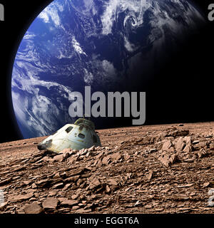 Un scorched capsula spaziale giace abbandonata su una sterile luna. Una massa-come pianeta coperte in acqua sorge in background. Foto Stock
