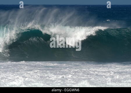 Isola di Reunion, Francia. 9 Luglio, 2011. Un grande rigonfiamento colpisce la spiaggia di sabbia nera di L'Etang-Sale. © Valerie Koch/ZUMA filo/ZUMAPRESS.com/Alamy Live News Foto Stock