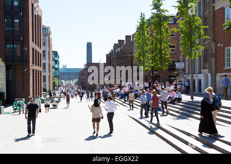 Persone che camminano su Pietro collina verso il Millennium Bridge di Londra Foto Stock