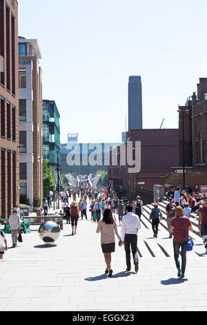 Persone che camminano su Pietro collina verso il Millennium Bridge di Londra Foto Stock