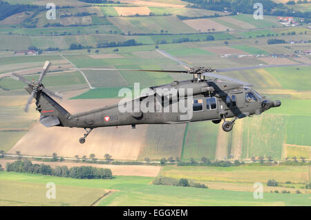 UH-60 Black Hawk elicottero austriache della Air Force in volo. Foto Stock