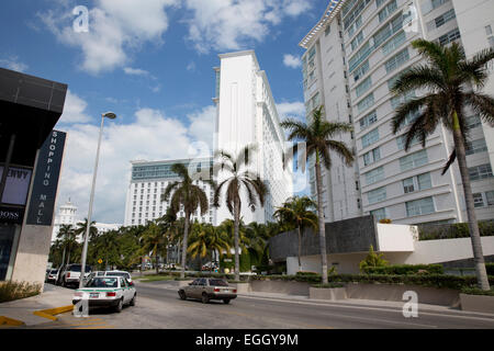 Hotels e resorts, Boulevard Kukulkan nella zona degli hotel di Cancun, Messico Foto Stock