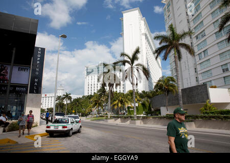 Hotels e resorts, Boulevard Kukulkan nella zona degli hotel di Cancun, Messico Foto Stock