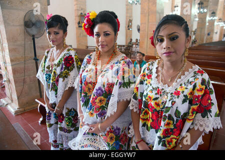 Brides cameriere in abito tradizionale, nozze Maya, Tekax, Yucatan, Messico Foto Stock