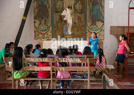 L istruzione religiosa al XVIII secolo la chiesa cattolica di San Mateo in Santa Elana, Yucatan, Messico Foto Stock