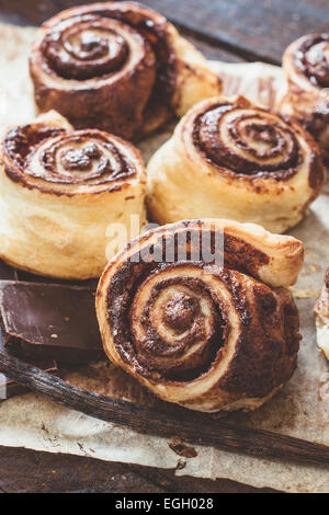 Pasticceria danese farcite con cioccolato,fuoco selettivo Foto Stock