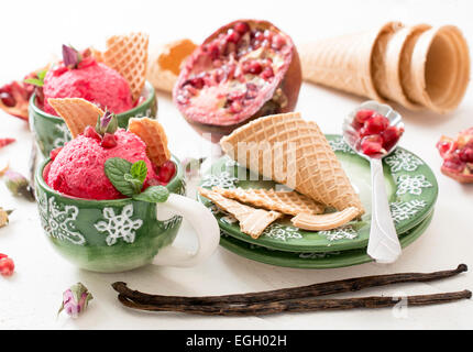 Melagrane gelato nella tazza di caffè,fuoco selettivo Foto Stock