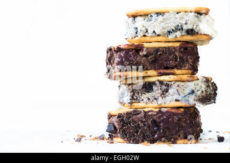 Stracciatella e cioccolato gelati batween cracker su sfondo bianco con uno spazio vuoto Foto Stock