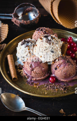 Stracciatella e gelato al cioccolato nella piastra,fuoco selettivo Foto Stock