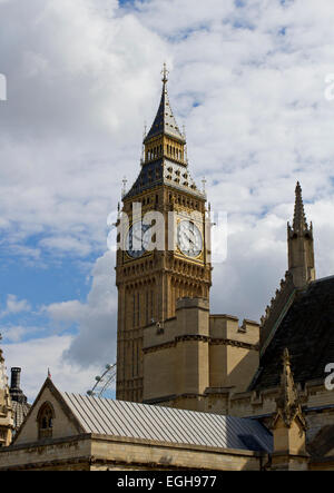 Big Ben Clock Tower, Westminster, Londra, Inghilterra contro un cielo nuvoloso in agosto Foto Stock