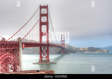 Golden Gate Bridge di San Francisco, Stati Uniti d'America dal south shore con la nebbia in avvicinamento da nord in giugno Foto Stock