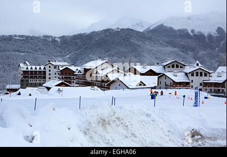 Priyut Pandy e Cavalieri Hotel Lodge in Roza Khutor plateau Foto Stock