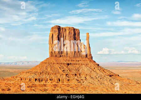 West Mitten Butte nella luce della sera, Monument Valley, Tsé Bii' Ndzisgaii, Navajo Nation Reservation, Arizona, Stati Uniti Foto Stock