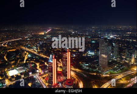 Vista dal grattacielo Istanbul Sapphire oltre il quartiere finanziario e il Bosforo, Istanbul, parte europea, Turchia Foto Stock