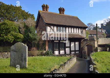 Church Cottage, nella motivazione di St George Priory Chiesa, Dunster Foto Stock