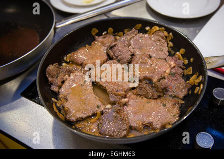 Carni bovine il fianco bistecche con salsa di pan Foto Stock