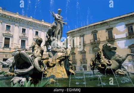 L'Italia, sicilia, Siracusa città, isola di Ortigia, Piazza Archimede, Fontana Diana // Italie. Sicile, Ville de Syracuse, Île d'Orty Foto Stock