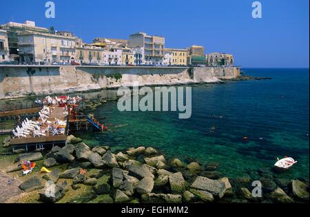 L'Italia, sicilia, Siracusa città, isola di Ortigia, piscina naturale in estate lungo lungomare d'Ortigia street // Italie. Si Foto Stock