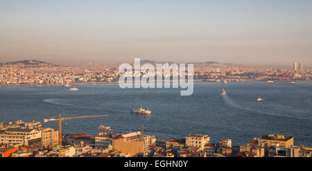 Lato Asiatico di Istanbul con crociere sul Bosforo Foto Stock