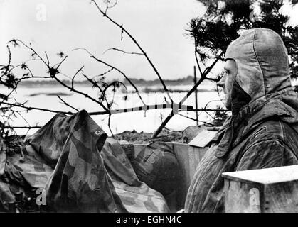 Un'immagine di propaganda nazista mostra un soldato della guardia tedesca Wehrmacht con una mitragliatrice sul fronte Narva durante la seconda guerra mondiale nell'aprile 1944. Fotoarchiv für Zeitgeschichtee - SENZA FILI - Foto Stock