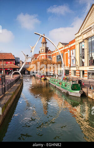 Waterside- un quartiere dello shopping vicino al fiume Witham, Lincoln, Lincolnshire, Inghilterra, Regno Unito. Il pubblico è la scultura Empowerment Foto Stock