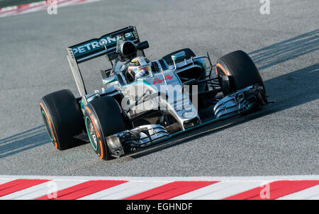 Lewis Hamilton (GBR), Mercedes-Benz AMG Petronas F1 Team W06, Formula 1 sessioni di collaudo, Circuit de Catalunya. Foto Stock