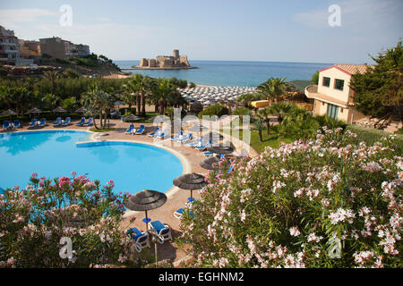 Area protetta di ​​capo rizzuto, vista con il castello aragonese dall'hotel baia degli dei, le castella, Crotone, Calabria, Italia, Europa Foto Stock