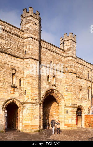 Exchequer Gate, che forma il gateway da piazza Castello alla Cattedrale Precinct in Lincoln, Lincolnshire, Inghilterra, Regno Unito. Esso Foto Stock