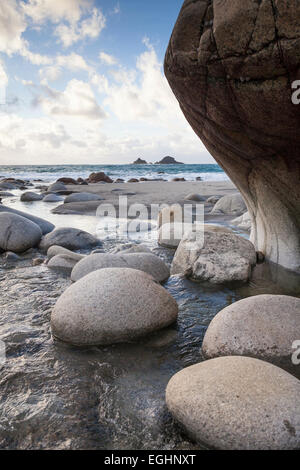 Flusso di acqua dolce che scorre verso il mare e massi sulla spiaggia rocciosa, 'Porth Nanven', 'Cot Valley", Cornwall, Regno Unito Foto Stock