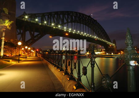 Alba rompe su l'iconica Sydney Harbour Bridge, la Sydney, Nuovo Galles del Sud, Australia. Foto Stock